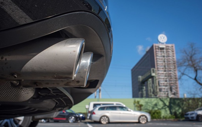 Cinci ţări din Europa au INTERZIS vânzarea maşinilor Volkswagen echipate cu softul care păcăleşte testele antipoluare