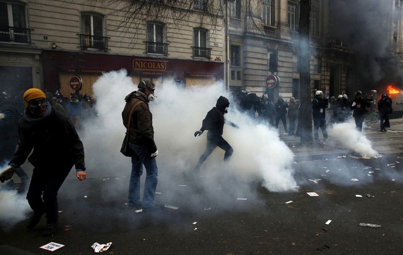 Lupte de stradă la Paris. Franța, paralizată de 1,5 milioane de oameni care au participat la o grevă  masivă provocată de reforma pensiilor