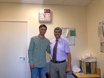 Alexandru și chirurgul Sanjay Varma, medicul care i-a salvat viața