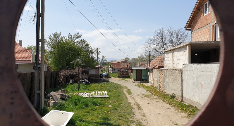 Curtea în care locuiește familia Baranca, alături de alte câteva familii de romi, la marginea Sibiului