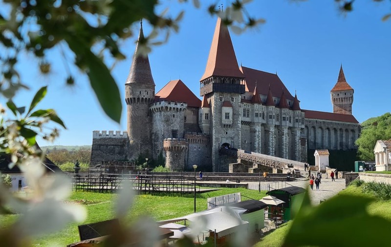 Castelul Corvinilor, centru de vaccinare anti-COVID-19 fără programare pentru turişti şi localnici