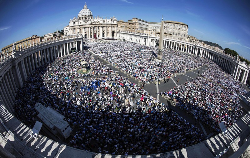 Alertă teroristă la Vatican! Piaţa Sfântul Petru a fost evacuată, din cauza unui pachet suspect