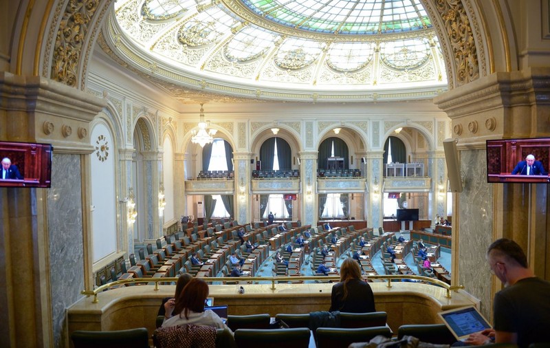 Curg angajările și mutările politice la Senat. Câți oameni noi au apărut în schema de personal de la debutul procesului de reorganizare