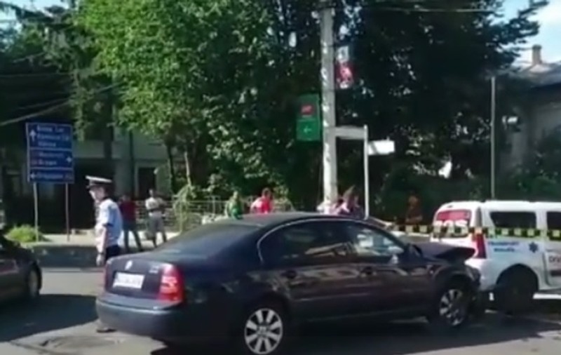 O ambulanță s-a ciocnit cu un autoturism în Pitești. Șase persoane au ajuns la spital