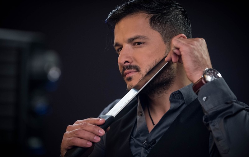 Secretul lui în bucătărie: Liviu Vârciu gătește cu mănuși roz 