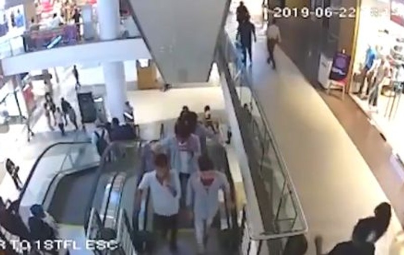 Un adolescent a murit după ce a căzut de pe o scară rulantă dintr-un centru comercial | VIDEO