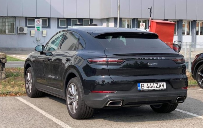 Porsche de 90.000 de euro nou-nouț, furat din parcarea blocului și abandonat de hoți după câteva ore, în Timișoara