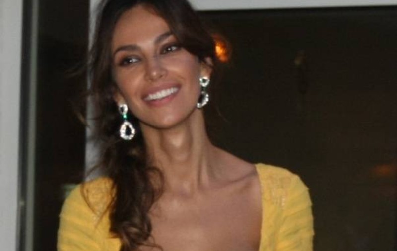 Cu cine îşi petrece Mădălina Ghenea nopţile! Foto în articol!
