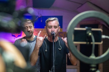 Serhii Jadan, în timpul unui concert ținut într-un buncăr din Harkov, 16 aprilie 2022. Foto: Profimedia