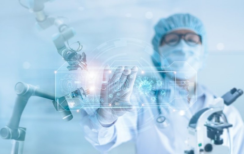 Anul 2050. Valul 384 al pandemiei. „Nu uita să îți pui masca de oxigen”, îmi spune holograma premierului RX3000