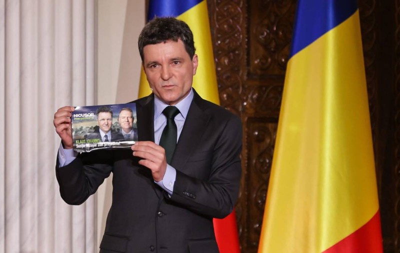 Nicușor Dan, la dezbaterea electorală, despre un fals cu el și Klaus Iohannis apărut pe sute de mii de pliante: „Disperarea lor n-are minte”
