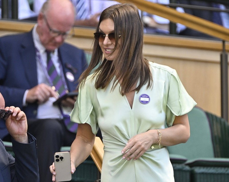 Cât costă rochia verde purtată de Simona Halep la Wimbledon. A accesorizat-o cu o geantă Chanel și bijuterii Van Cleef &amp; Arpels și Cartier