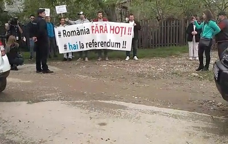 VIDEO / Protest la vizita Vioricăi Dăncilă în Prahova. Oamenii i-au cerut bani pentru educaţie şi i-au strigat “analfabeta”. Cum le-a răspuns premierul