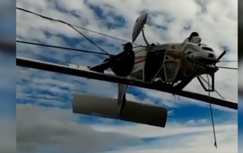 VIDEO | Un avion de mici dimensiuni a rămas prins în firele unui telescaun din Italia