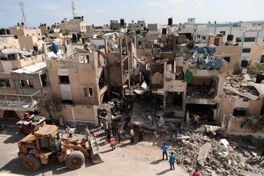 Palestinienii inspectează dărâmăturile caselor distruse după atacurile aeriene israeliene, în Khan Yunis, sudul Fâșiei Gaza. Foto: Profimedia