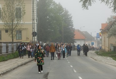Oamenii au început să se adune la biserica franciscană din Șumuleu încă de la ora 7.00. Puterea credinței a învins vremea rece, ceața și burnița de la primele ore ale dimineții