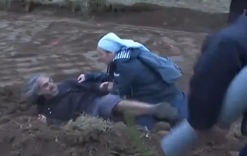 O călugăriță a placat ca la rugby un activist care protesta împotriva ridicării unei biserici, în Franța | VIDEO