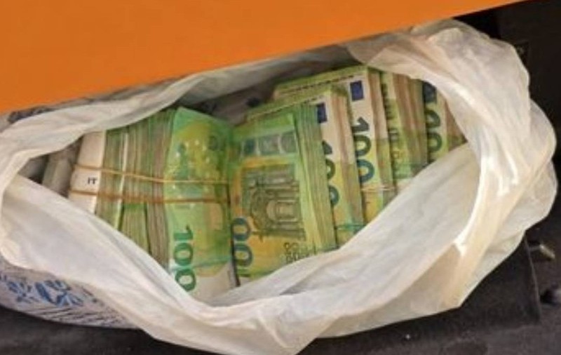 Doi români au rămas pe loc fără 63000 de euro după ce au fost opriți în Italia conducând un Rolls-Royce de lux