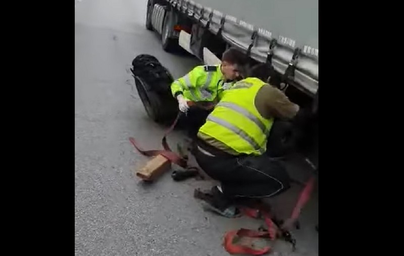 Trei polițiști au ajutat un șofer de TIR care avea pană și blocase circulația pe DN7: „Fără să stea pe gânduri” | VIDEO