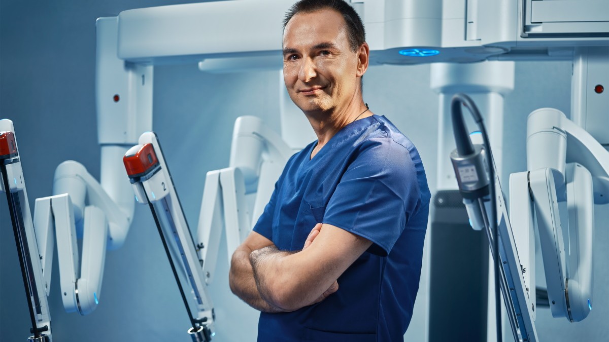 Dr. Victor Radu, Medic Primar Chirurgie Generala, Supraspecializare in Chirurgia Reconstructiva a Peretelui Abdominal si in Chirurgie Robotica