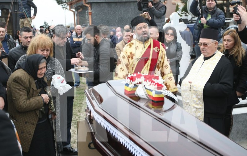 VIDEO / Ileana Ciuculete a fost înmormântată. Scene cutremurătoare de la cimitir. Nu au putut pune capacul peste cavou