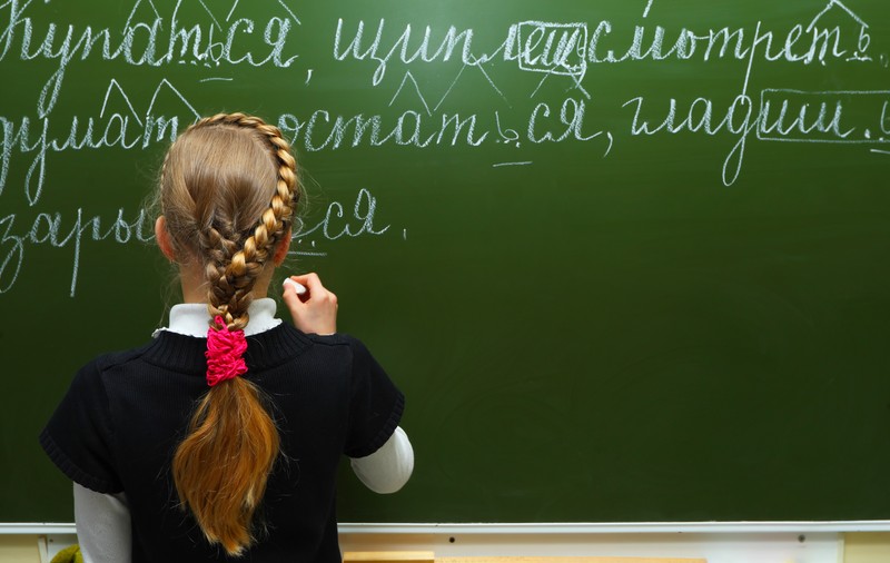 Elevii ruși vor avea lecții despre cum să-și „iubească efectiv” țara. „Adevărații patrioți sunt dispuși să apere patria cu armele în mână”