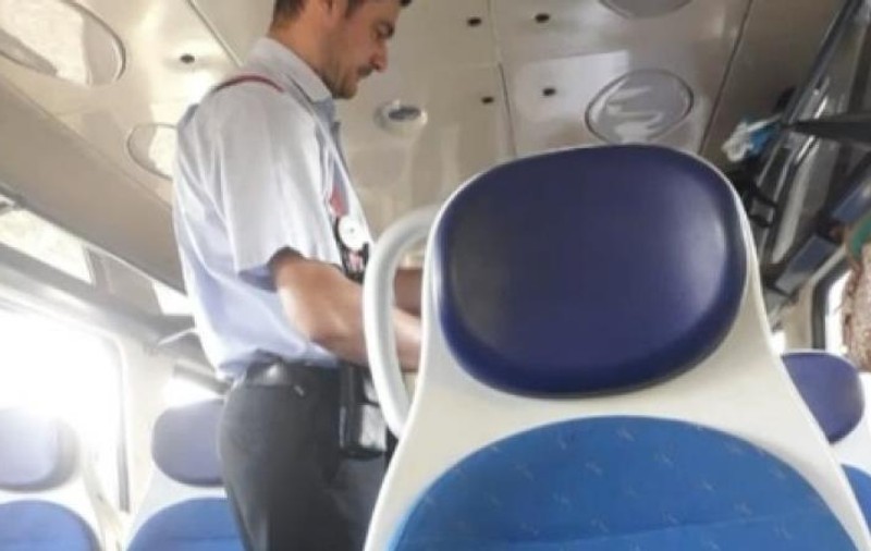 Pedeapsa primită de controlorul de tren filmat fără mască de protecție