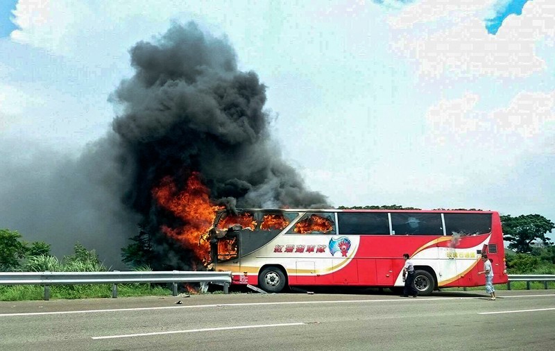 Accident cu 26 de morți. Un autobuz cu turiști a luat foc