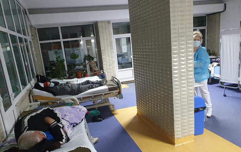 „E imaginea disperării”. Holul spitalului din Buzău, transformat în zonă de triaj din cauza numărului mare de pacienți
