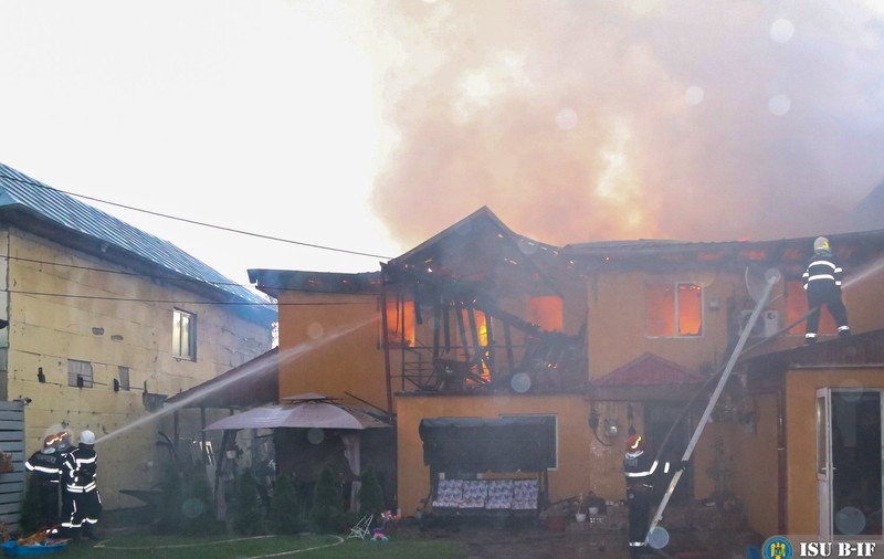 Incendiu devastator în sectorul 1 al Capitalei. Două case au fost afectate, localnicii evacuați