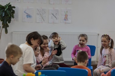 Copiii se bucură de „vacanța" din România