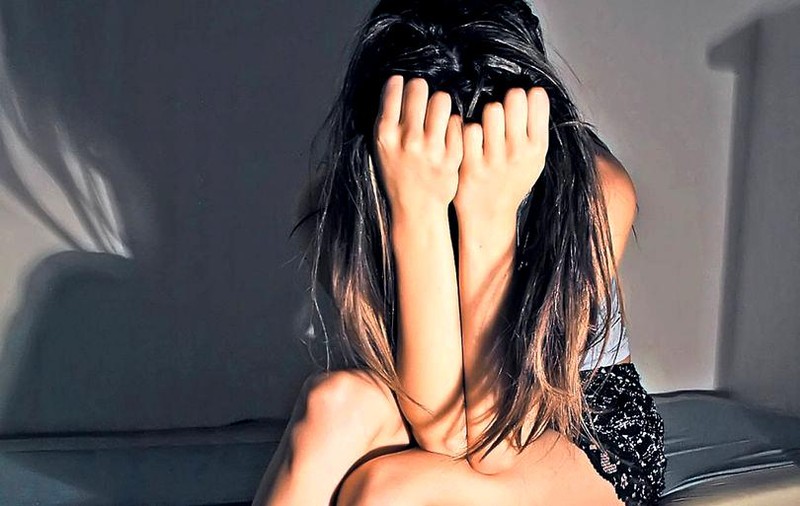 Individ din București, reținut pentru pornografie infantilă și șantaj. Victima, o fată de 16 ani