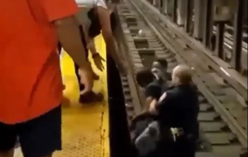 Un polițist și un călător au salvat un om căzut pe șine la metroul din New York, cu câteva clipe înainte de sosirea trenului