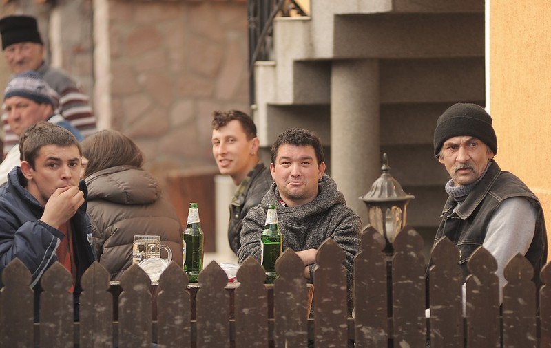 REPORTAJ: Ziua Maghiarilor, cu ghetele-n noroi, la Căpeni: "N-am mai ajuns să punem flori la monument. E înghiţit de apă“/FOTO