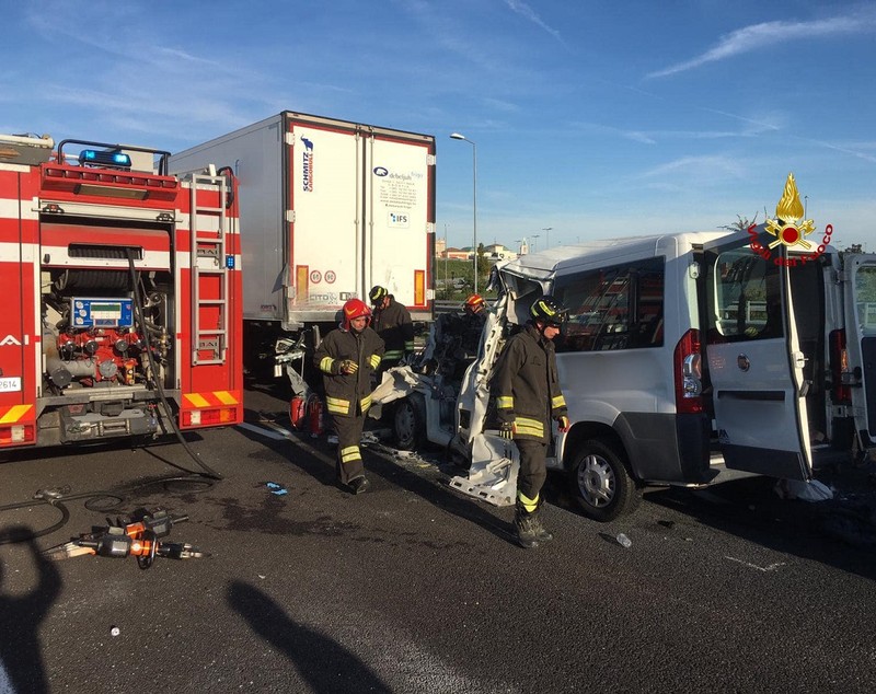 O româncă e singura supraviețuitoare din accidentul cu patru persoane cu dizabilități și doi îngrijitori voluntari morți de pe o autostradă din Italia