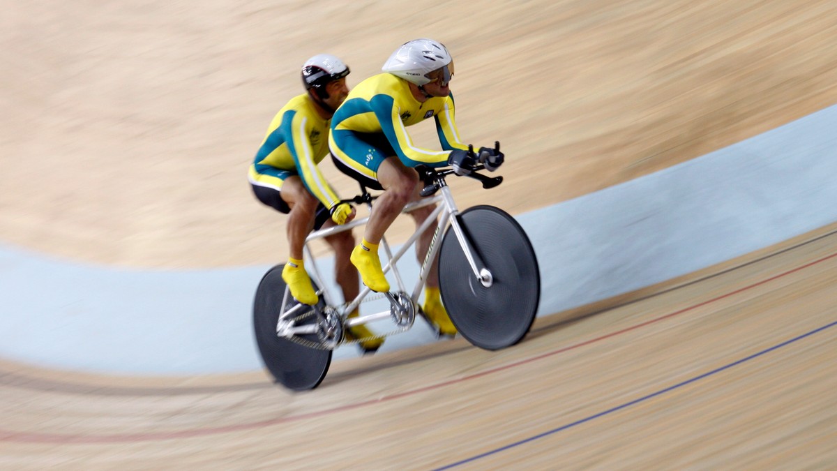 Kieran Modra, de cinci ori campion olimpic la Jocurile Paralimpice, a fost lovit mortal de o mașină în timp ce se plimba cu bicicleta. Kieran (stânga), pe bicicletă în timpul Olimpiadei de la Beijing, din 2008 EPA/MICHAEL REYNOLDS