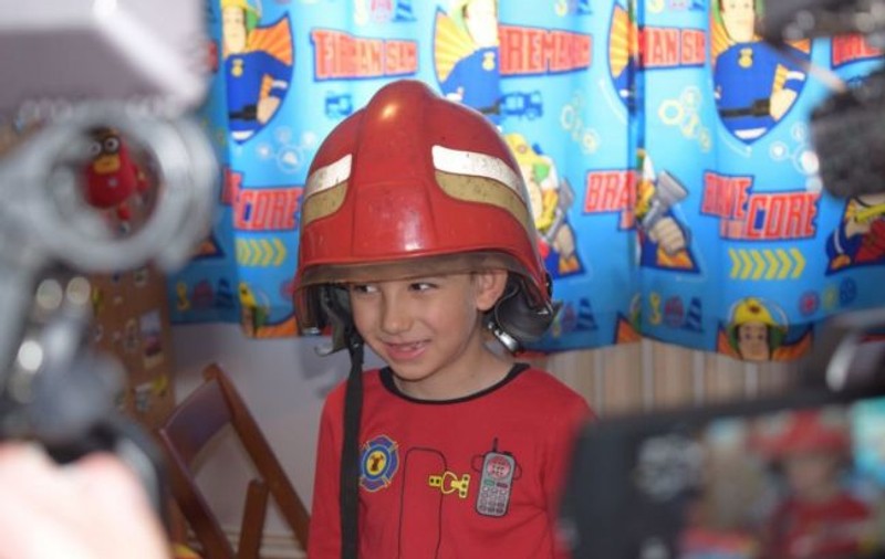 Un puști de 6 ani din Botoșani, mare fan al pompierilor, vizitat de Ziua Copilului de angajații ISU Botoșani