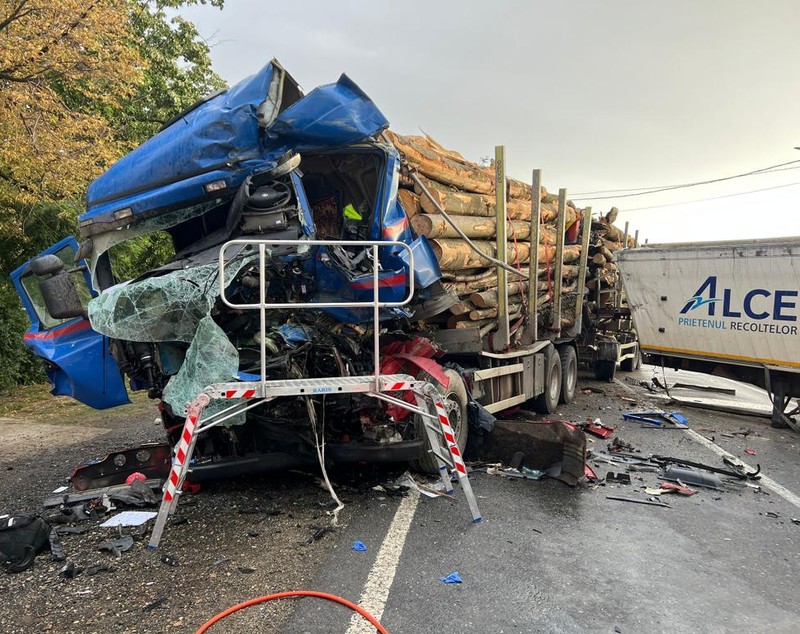 Șofer de TIR filmat blocat în cabina distrusă de impactul violent cu alt camion, pe o șosea din Galați