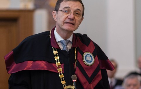 Ioan-Aurel Pop, președintele Academiei Române, în contextul noii programe școlare: „Editurile au un interes. S-au făcut presiuni. Manualele sunt deja făcute”. Reacția profesorului Liviu Papadima