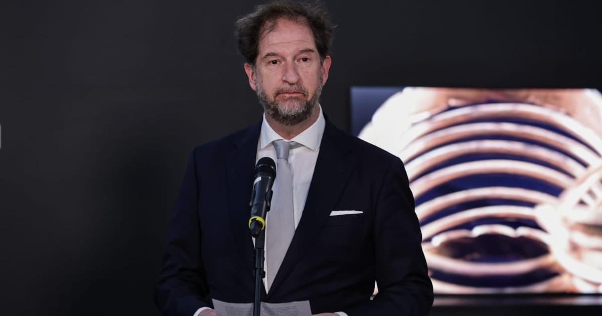 Robert van Langh in costum negru