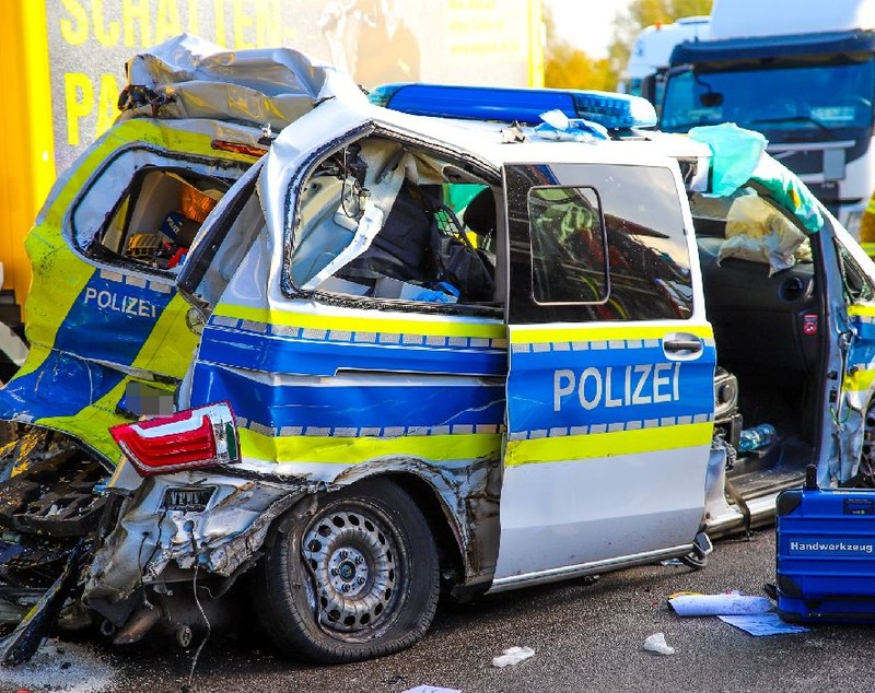 Doi ofițeri erau în mașina de poliție făcută praf de un șofer de TIR care conducea doar capul tractor, pe o autostradă din Germania