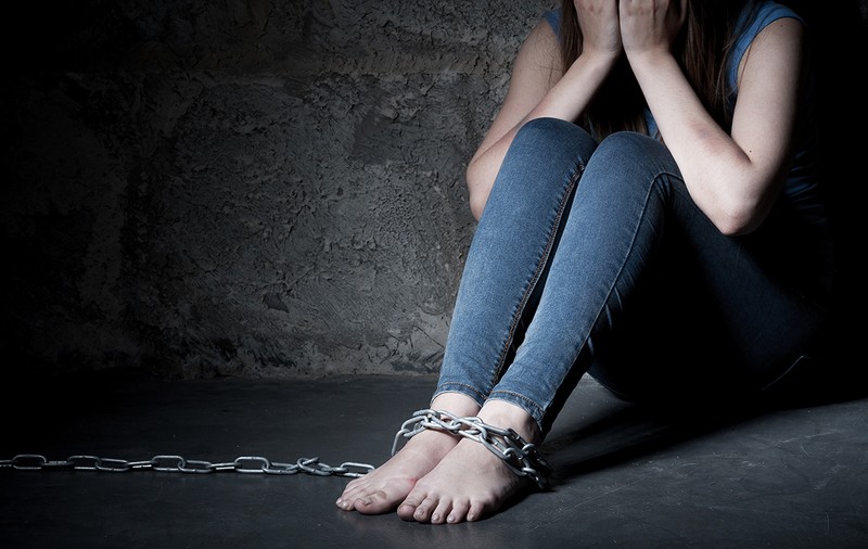 Doi părinţi şi-au legat fiica de 15 ani cu lanţul, ca să nu mai fugă de acasă. Au primit pedepse cu suspendare!