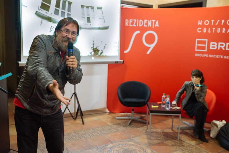 Dan Perjovschi crede că presa ar trebui să refuze publicitatea mincinoasă de la stat. Foto: Rezidența Scena 9