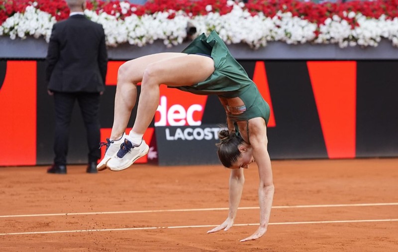 Ucraineanca Marta Kostiuk a făcut tumbe pe teren după ce a învins-o pe rusoaica Mira Andreeva în finala de la Madrid Open: nu a dat mâna cu adversara, care a plâns încontinuu
