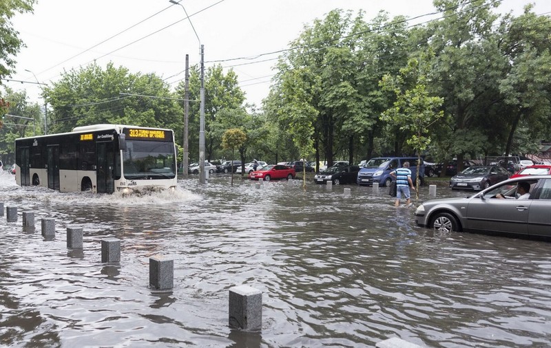 Capitala, inundată: Circulație blocată pe bulevardul Tineretului, din cauza acumulărilor de apă, autobuze deviate