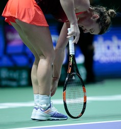 epa05001464 Simona Halep of Romania reacts while playing Agnieszka Radwanska of Poland during their eighth round match in the singles round robin stage of the BNP Paribas WTA Finals 2015 at the indoor stadium in Singapore, 29 October 2015. EPA/WALLACE WOON