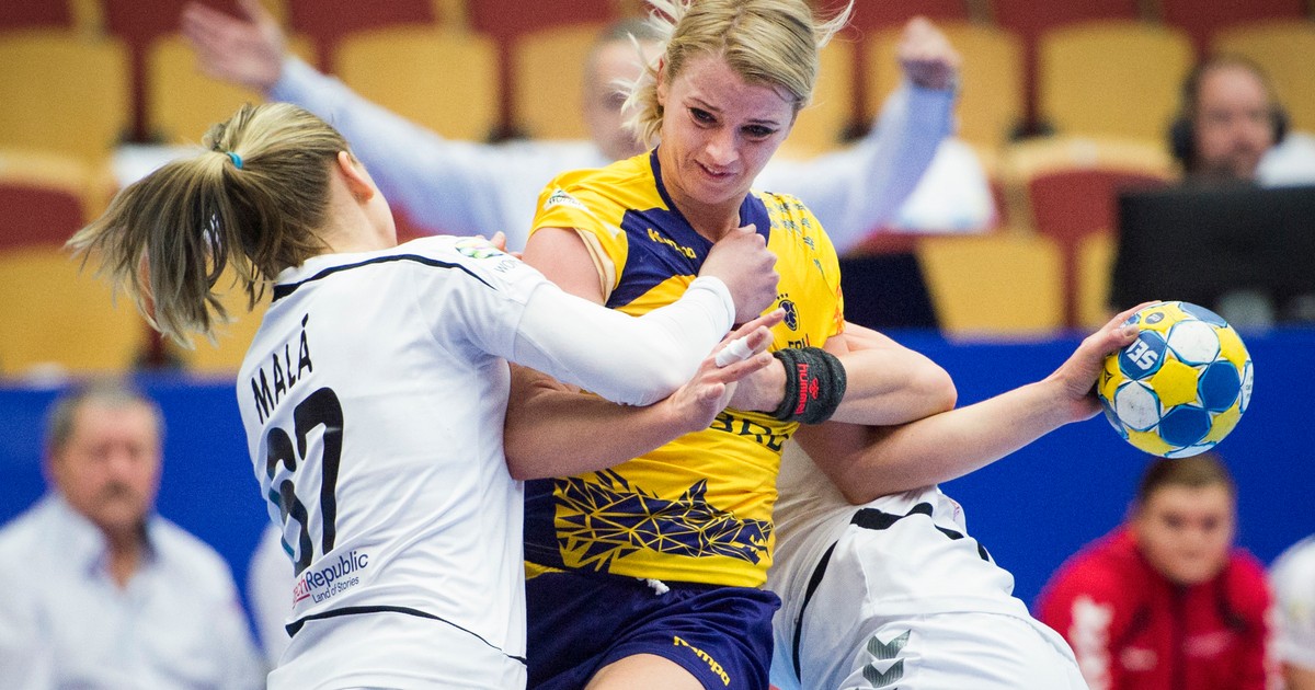Aneta Udriștoiu încearcă să spargă barajul format de două adversare în timpul meciului România-Cehia de la Campionatul European din 2016. (FOTO: EPA)