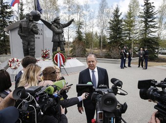Ministrul de externe rus, Sergei Lavrov, depune o coroană de flori la monumentul Alaska-Siberia din Fairbanks, pe 11 mai 2017. Foto: Profimedia.