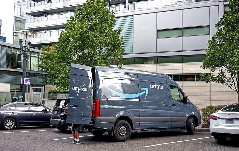 Amazon caută în România șoferi pentru Marea Britanie. Salariile pot ajunge până la 2.800 de lire