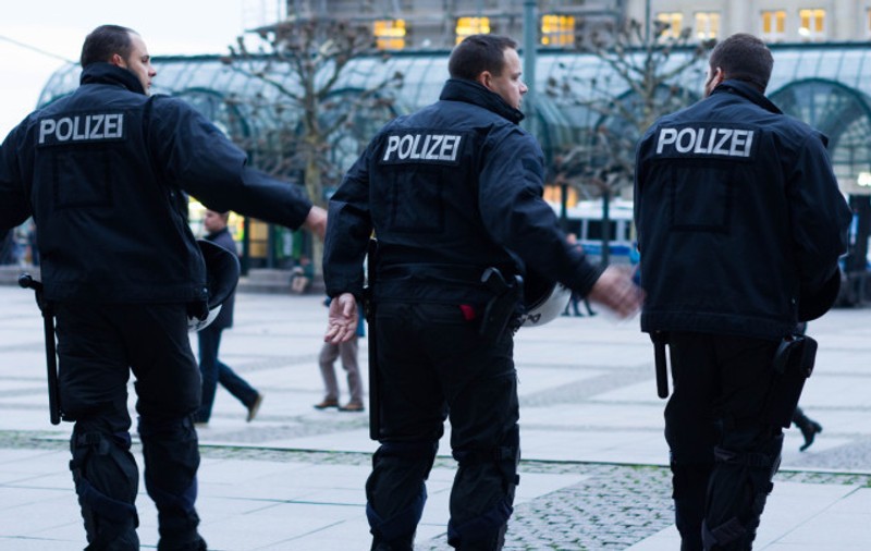 20 de persoane au atacat cu bolovani și bare de fier patrulele poliției din Frankfurt. Forțele de ordine verificau respectarea măsurilor de prevenție a coronavirusului